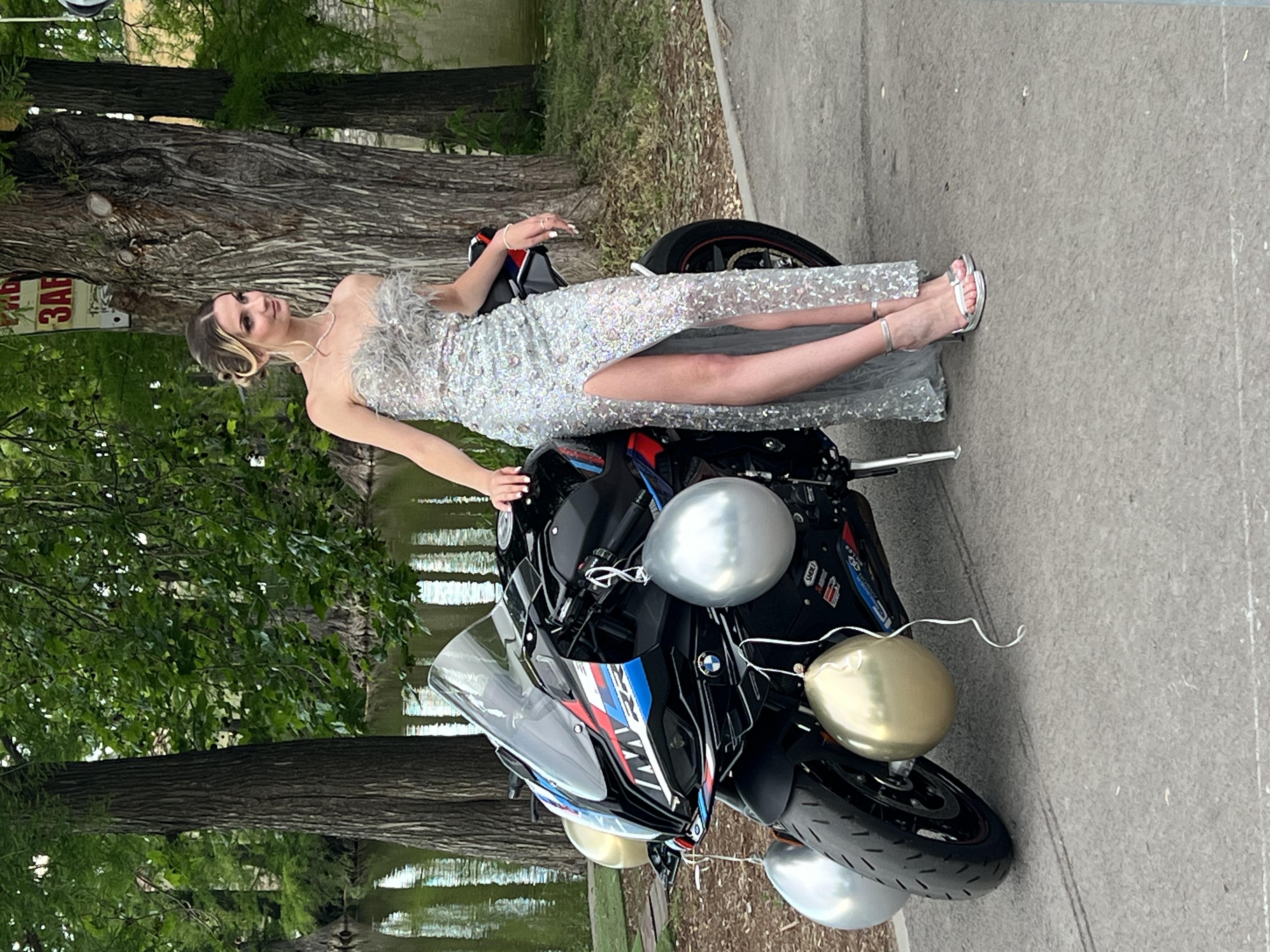 Продавам бална рокля – размер S, Сребърно